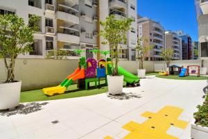 un parque infantil en el patio de un edificio de apartamentos en Apto bem decorado em Condomínio com Ótima Infraestrutura no Itacorubi P1859, en Florianópolis