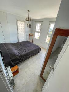 1 dormitorio con cama y espejo en El Progreso en San Carlos de Bariloche