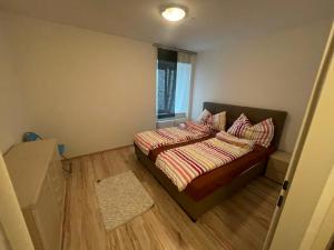 um pequeno quarto com uma cama e uma janela em City Appartement 4910 em Ried im Innkreis