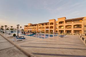 Bazén v ubytování Marina city port ghalib chalet nebo v jeho okolí