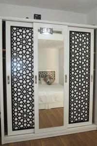 ポート・ガリブにあるMarina city port ghalib chaletのベッドルーム1室(鏡、ベッド1台付)