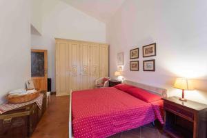 a bedroom with a red bed in a room at Casa Montjuïc Mare & Passione in Alghero