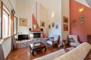 een woonkamer met een bank en een open haard bij Casa Montjuic Mare & Passione in Alghero