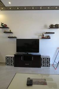 TV a/nebo společenská místnost v ubytování Marina city port ghalib chalet