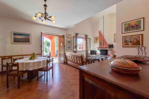 een keuken en eetkamer met een tafel en stoelen bij Casa Montjuic Mare & Passione in Alghero