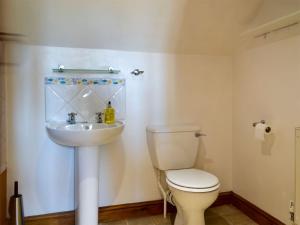 A bathroom at Mill Farm Cottage