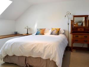 A bed or beds in a room at Mill Farm Cottage