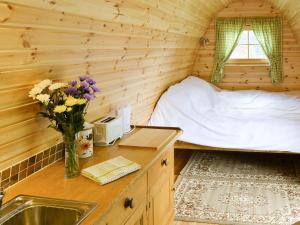 baño con lavabo y 1 cama en una habitación en The Squirrels strelley Barn en Woodham Mortimer