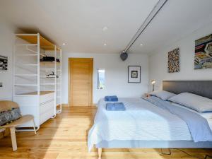 Llit o llits en una habitació de Jack Strawbale House - Uk7521