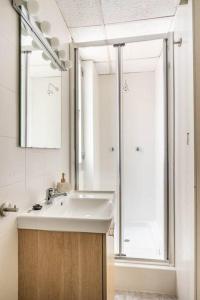 A bathroom at Apartamento Ronda de Triana 45 Még 24 kép