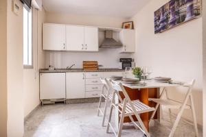 A kitchen or kitchenette at Apartamento Ronda de Triana 45
