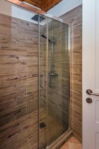W łazience znajduje się prysznic ze szklanymi drzwiami. w obiekcie Kassiopi Central House w Kassiopi