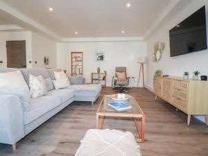 una sala de estar con un sofá y una mesa en 33 Cliff Edge, en Newquay