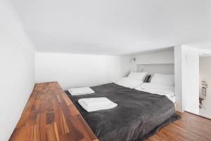 Postel nebo postele na pokoji v ubytování WeHost Heart of Helsinki Studio with Top Amenities