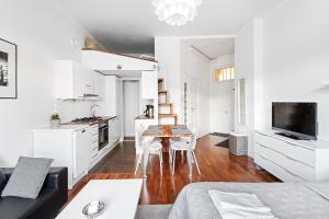 Kuchyň nebo kuchyňský kout v ubytování WeHost Heart of Helsinki Studio with Top Amenities