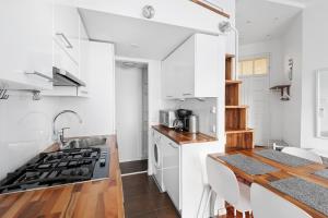 Kuchyň nebo kuchyňský kout v ubytování WeHost Heart of Helsinki Studio with Top Amenities