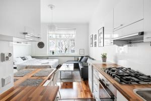 Kuchyň nebo kuchyňský kout v ubytování WeHost Heart of Helsinki Studio with Top Amenities