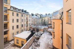 WeHost Heart of Helsinki Studio with Top Amenities v zimě