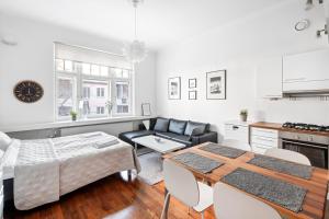 Posezení v ubytování WeHost Heart of Helsinki Studio with Top Amenities