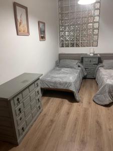 Posteľ alebo postele v izbe v ubytovaní Apartamentos EL PELIGRO