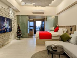 a bedroom with two beds and a christmas tree at 溫朵莉 Wendoly's Hot Spring Suite in Toucheng