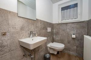 オーバーマイゼルシュタインにあるFerienwohnung Kircherの洗面台、トイレ、窓のあるバスルーム +23枚の写真