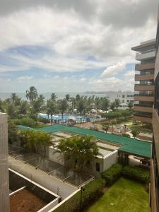 Una vista de la piscina desde el balcón de un edificio. en Paraíso do Atlântico Club Residence, en Cabedelo