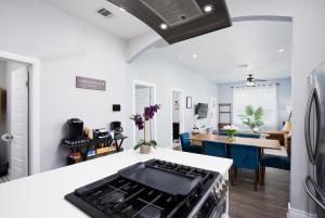 Il comprend une cuisine et une salle à manger avec une cuisinière. dans l'établissement Modern 3 Bed, 2 Bath Home Minutes to Downtown & Alamodome, à San Antonio