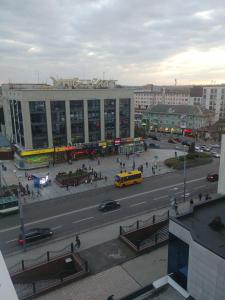 リウネにある4-км в центрі містаの車と黄色いバスの街道 +19枚の写真