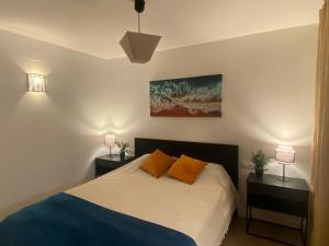 1 dormitorio con 1 cama con 2 mesitas de noche y 2 lámparas en SunDream1 home en Alicante