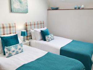 two beds sitting next to each other in a room at Discovery in Cheriton Bishop