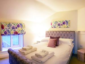 een slaapkamer met een bed met handdoeken erop bij The Hind House in Cowlam