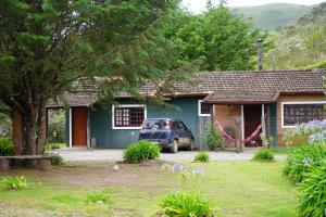 巴黑羅聖荷西的住宿－Campos da Bocaina，蓝色的房子,前面有停车位