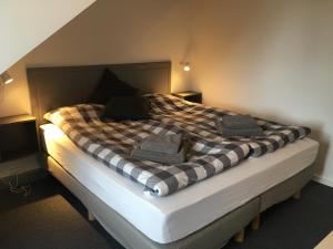 En eller flere senge i et værelse på Hotel Osted