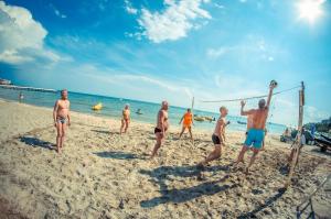 スヴェティ・ヴラスにあるPanorama Fort Beachの浜辺のバレーボールの団体