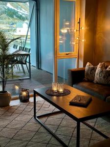 un soggiorno con divano e tavolino da caffè di Lofoten seaview a Ballstad