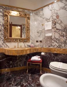 ローマにあるホテル デ エポックのバスルーム(洗面台、トイレ、鏡付)