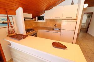 een keuken met witte kasten en een aanrecht bij Apartment Star Day in Blato