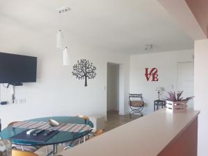 a living room with a table and a tv at Apartamento en el centro de Banfield in Banfield