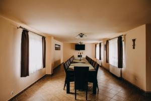 a dining room with a long table and chairs at Casa Roland in Gheorgheni