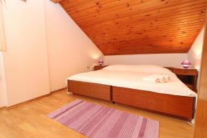 een slaapkamer met een bed en een houten plafond bij Apartment Star Day in Blato