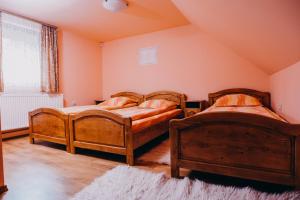 - une chambre avec 2 lits et une fenêtre dans l'établissement Casa Roland, à Gheorgheni