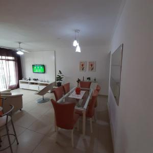 TV a/nebo společenská místnost v ubytování Apartamento próximo a praia - Enseada Guarujá