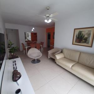 un soggiorno con divano e tavolo di Apartamento próximo a praia - Enseada Guarujá a Guarujá