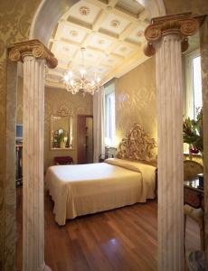 מיטה או מיטות בחדר ב-Hotel Des Epoques