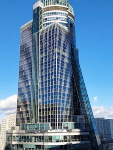 un grand bâtiment avec beaucoup de fenêtres dans l'établissement ONZ TOWER, à Varsovie