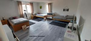 um quarto com duas camas e uma televisão em KiRoom Willsbach em Obersulm