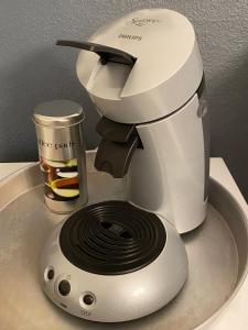 a mixer sitting on top of a counter at Casa Bianca Souterrain in Kappel-Grafenhausen