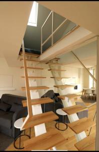 - un escalier dans le salon doté d'un mobilier en bois dans l'établissement Rua das Flores Neighborhood, à Porto
