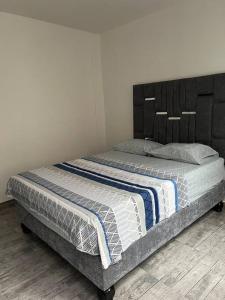 Säng eller sängar i ett rum på Hermoso Hospedaje Palmira